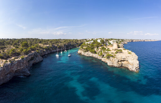 Spanien, Balearische Inseln, Mallorca, Llucmajor, Luftaufnahme der Bucht von Cala Pi und Torre de Cala Pi - AMF06983