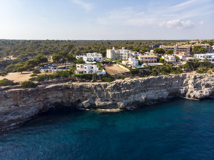 Spanien, Balearische Inseln, Mallorca, Llucmajor, Luftaufnahme der Bucht - AMF06985