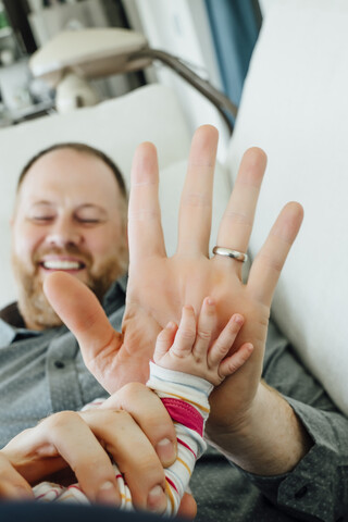 Vater gibt seiner kleinen Tochter ein High-Five, lizenzfreies Stockfoto