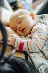 Mutter hält schlafendes Baby Tochter - BLEF02490