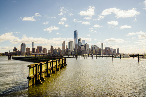 Skyline der Stadt am Wasser, New York, New York, Vereinigte Staaten - BLEF02502