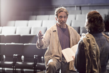 Kaukasische Schauspieler proben mit einem Drehbuch im Theater - BLEF02536