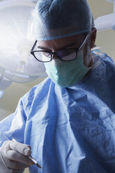 Hispanischer Chirurg hält Skalpell - BLEF02577