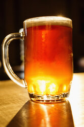 Ein Glas Bier auf dem Tresen - BLEF02593