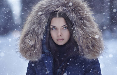 Porträt einer ernsten kaukasischen Frau im Winter - BLEF02599