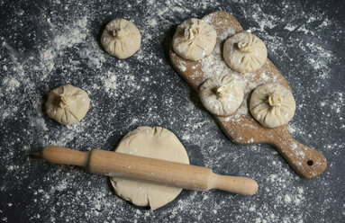 Flour on rolling pin and dough - BLEF02602