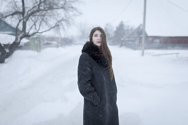 Kaukasische Frau trägt Mantel im Winter - BLEF02616