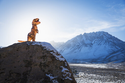 Dinosaurier-Statue auf Felsen - BLEF02729