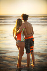 Teenager und Mädchen umarmen sich am Strand - BLEF02750