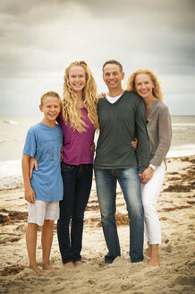 Porträt einer lächelnden Familie am Strand - BLEF02802