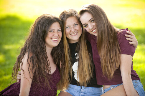 Porträt von lächelnden Teenager-Mädchen, die sich umarmen - BLEF02805