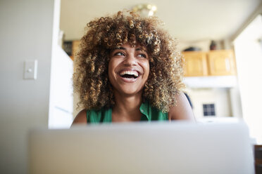 Lachende schwarze Frau mit Laptop - BLEF02820