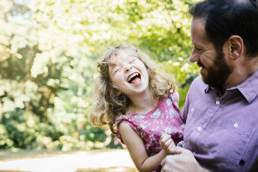 Caucasian father carrying laughing, daughter - BLEF02873