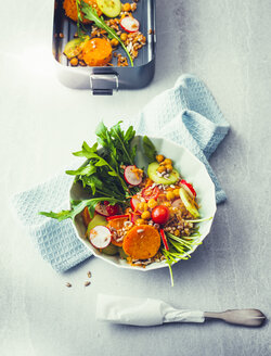 Gemüse-Poke Bowl mit Dinkel, Kichererbsen, Rettich, Rucola und Süßkartoffeln - PPXF00188