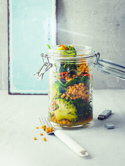 Brokkoli-Kurkuma-Salat mit Linsen und Spinat im Glas - PPXF00191
