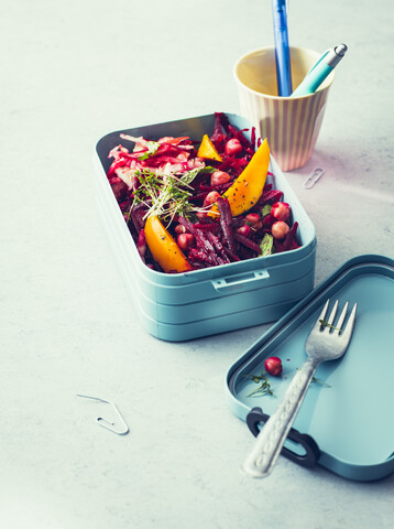 Rote-Bete-Salat mit Kichererbsen und Mangofrüchten in einer Lunchbox, lizenzfreies Stockfoto
