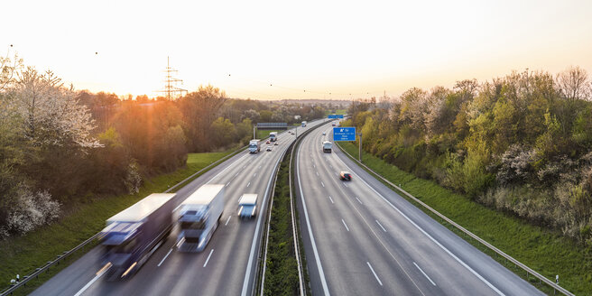 Deutschland, Baden-Württemberg, Verkehr auf der Autobahn A8 bei Sonnenuntergang - WDF05258