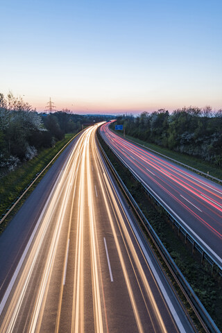 Deutschland, Baden-Württemberg, Ampelspuren auf der Autobahn A8 in der Abenddämmerung, lizenzfreies Stockfoto