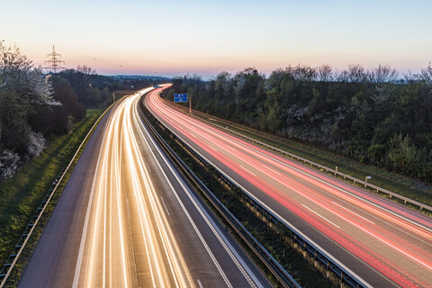 Deutschland, Baden-Württemberg, Ampelspuren auf der Autobahn A8 in der Abenddämmerung, lizenzfreies Stockfoto