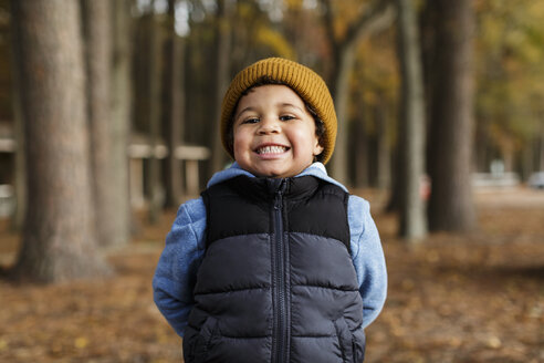 Porträt eines lächelnden gemischtrassigen Jungen im Park - BLEF02949