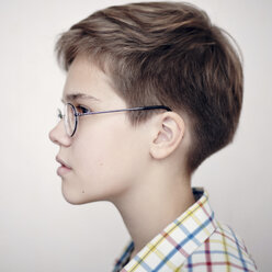 Profile of Caucasian boy wearing eyeglasses - BLEF02951