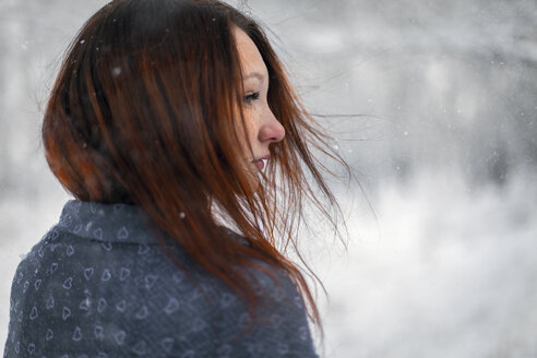 Haare einer kaukasischen Frau wehen im Wind im Winter - BLEF02976