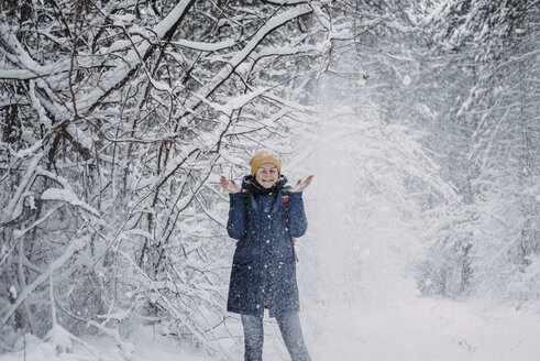 Schnee fällt auf eine kaukasische Frau im Wald - BLEF02991