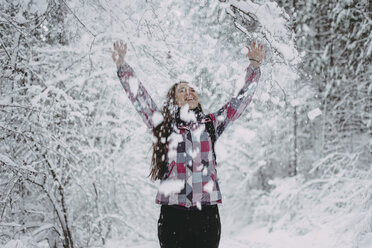 Schnee fällt auf eine kaukasische Frau im Wald - BLEF02997