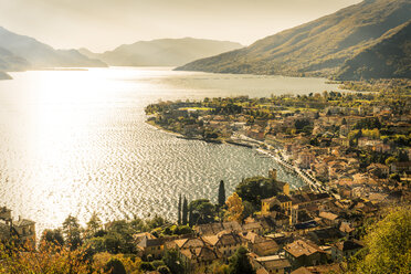 Panoramablick auf das Ufer, Gravedona, Comer See, Italien - BLEF03006