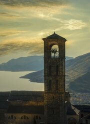 Glockenturm bei Sonnenuntergang, Gravedona, Comer See, Italien - BLEF03010