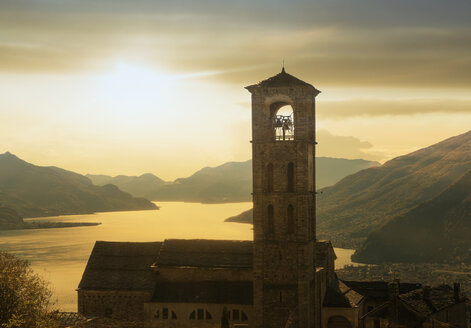 Glockenturm bei Sonnenuntergang, Gravedona, Comer See, Italien - BLEF03011