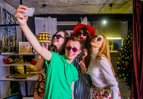Modische kaukasische Freunde posieren für Handy-Selfie - BLEF03050