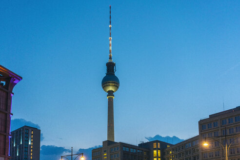 Deutschland, Berlin, Fernsehturm bei Nacht - TAMF01371