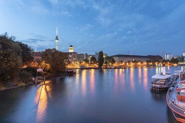 Deutschland, Berlin, Blick auf Skyline mit Fernsehturm in der Dämmerung - TAMF01375