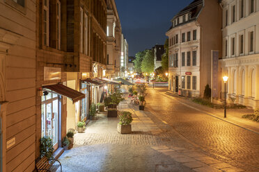 Deutschland, Berlin, beleuchtetes Nikolaiviertel bei Nacht - TAMF01378