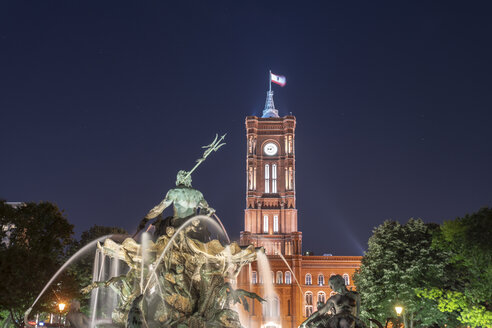 Deutschland, Berlin, Blick auf das beleuchtete Rote Rathaus und den Neptunbrunnen bei Nacht - TAMF01379