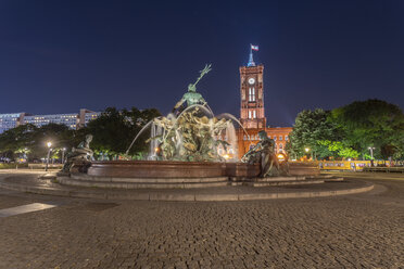 Deutschland, Berlin, Blick auf das beleuchtete Rote Rathaus und den Neptunbrunnen bei Nacht - TAMF01380