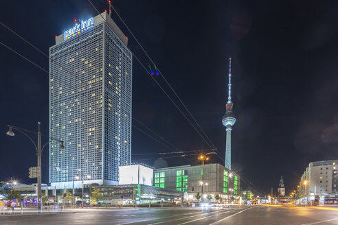 Deutschland, Berlin, Blick auf den beleuchteten Fernsehturm bei Nacht - TAMF01381