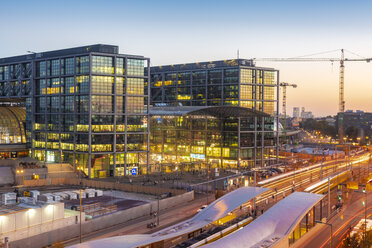 Deutschland, Berlin, Hauptbahnhof bei Sonnenuntergang - TAMF01385