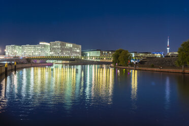 Deutschland, Berlin, Blick auf beleuchtete moderne Gebäude nahe der Spree - TAMF01387