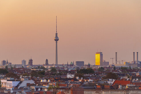 Deutschland, Berlin, Skyline bei Sonnenuntergang - TAMF01392