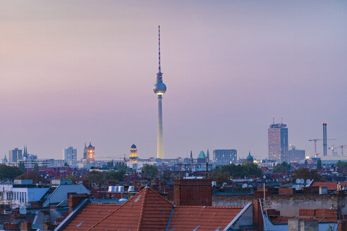 Deutschland, Berlin, Skyline bei Sonnenuntergang - TAMF01393
