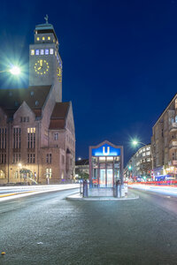 Deutschland, Berlin-Neukölln, Blick auf Rathaus und U-Bahnhof bei Nacht - TAMF01396