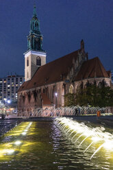 Deutschland, Berlin, Blick auf die Marienkirche bei Nacht - TAMF01401