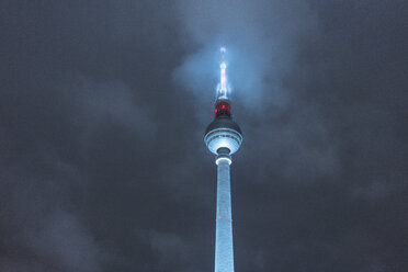 Deutschland, Berlin, beleuchteter Fernsehturm bei Nacht - TAMF01403
