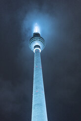 Deutschland, Berlin, beleuchteter Fernsehturm bei Nacht - TAMF01404
