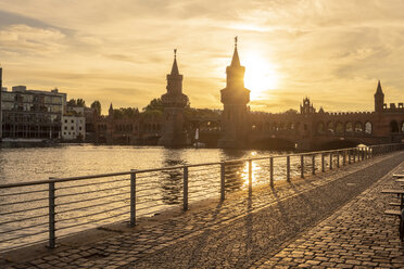 Deutschland, Berlin-Friedrichshain, Blick auf die Oberbaumbrücke bei Sonnenaufgang - TAMF01405