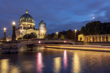 Deutschland, Berlin, Blick auf den beleuchteten Berliner Dom bei Nacht - TAMF01418