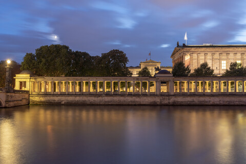 Deutschland, Berlin, Blick auf die beleuchtete Alte Nationalgalerie bei Nacht, lizenzfreies Stockfoto