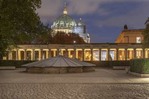 Deutschland, Berlin, Blick auf den beleuchteten Berliner Dom, lizenzfreies Stockfoto